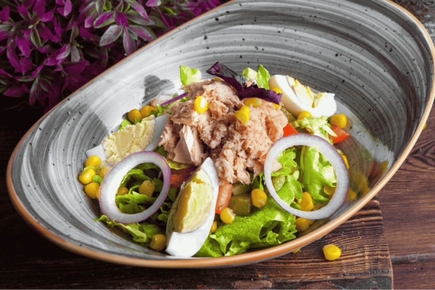 trình bày món salad cá ngừ tươi ngon