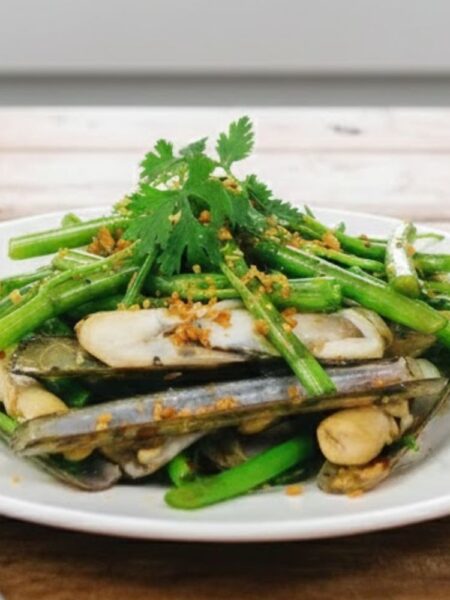 Rau muống xào ốc móng tay ngon