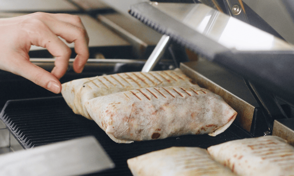 Nướng ép bánh tacos Pháp trên máy kẹp