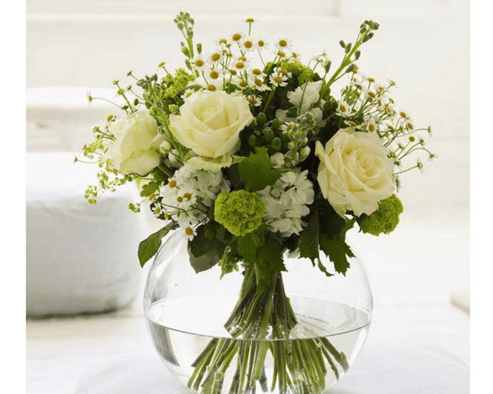 Hoa tươi trang trí trên bàn ăn thể hiện sự sang trọng