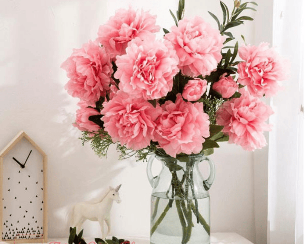 Trang trí hoa trên trên bàn ăn đẹp mắt