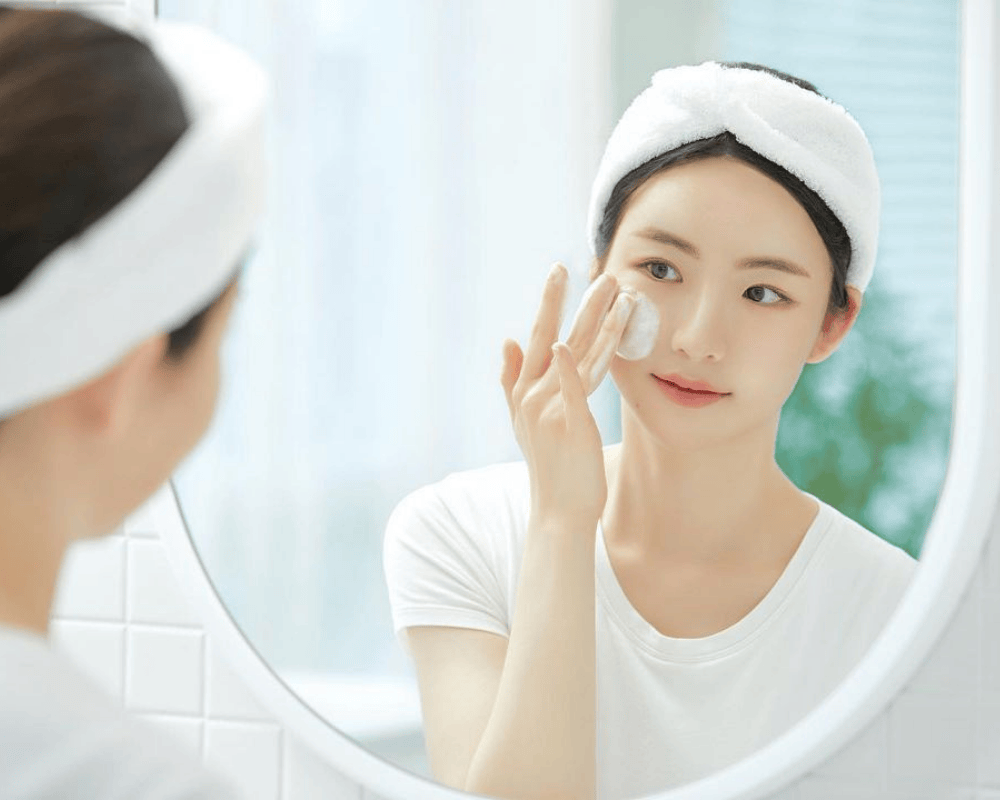 Làm sạch da với bông tẩy trang