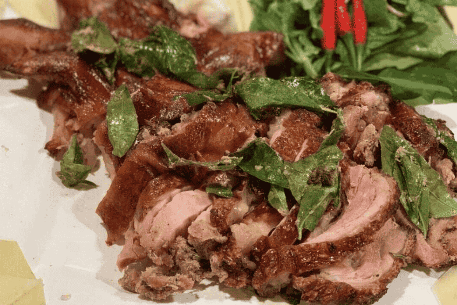 cach-lam-dui-heo-nuong-la-mac-mat-thit-mem-da-vang-ong