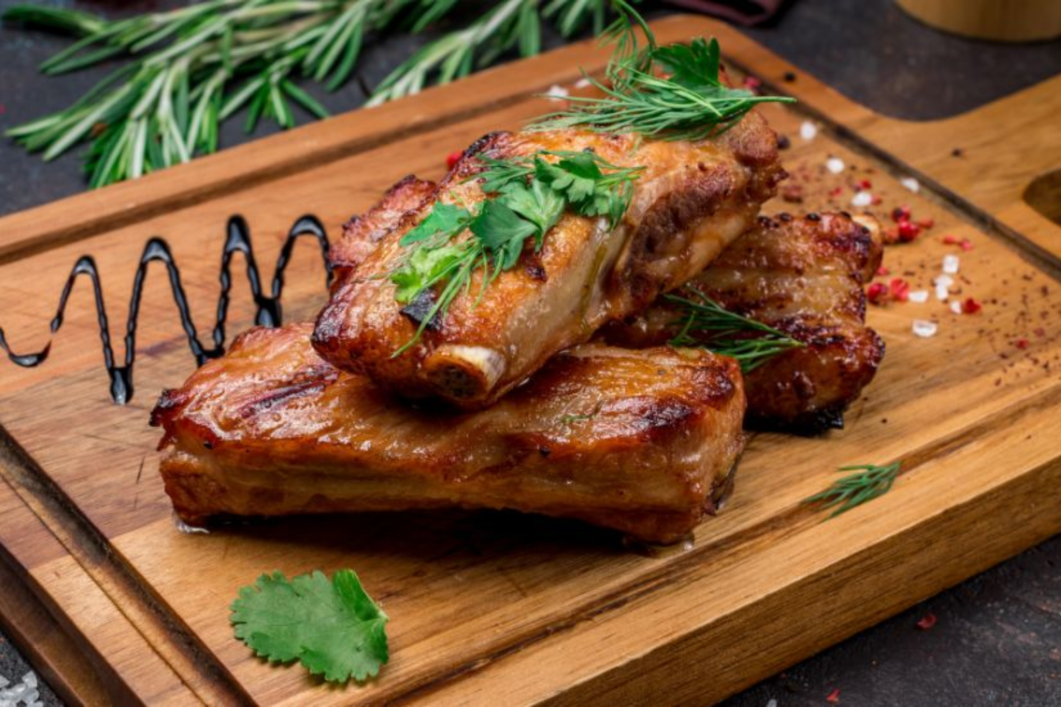 cach-lam-suon-nuong-sot-tieu-den-mem-ngon-dam-vi-cay-thom