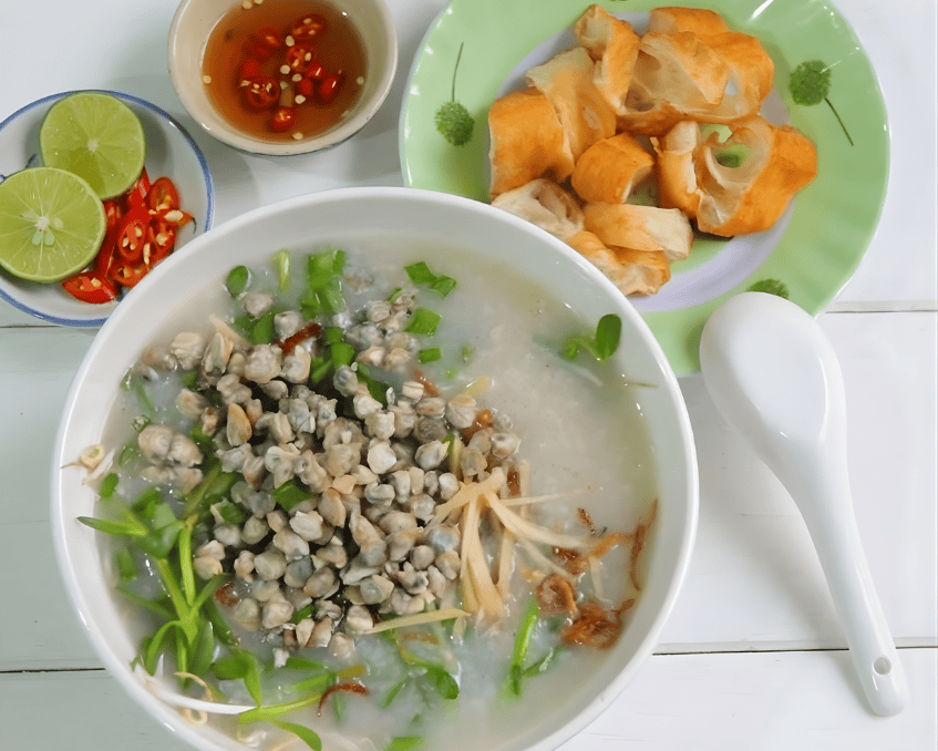 Món cháo hến nấm rơm rau đắng thơm ngon 