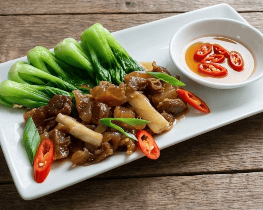 Món gân bò kho tộ béo cay