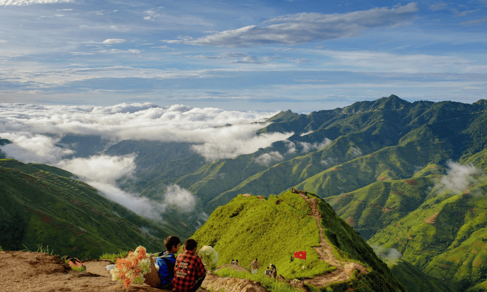 Sống Lưng Khủng Long Tà Xùa uốn lượn giữa biển mây trắng và núi non Tây Bắc