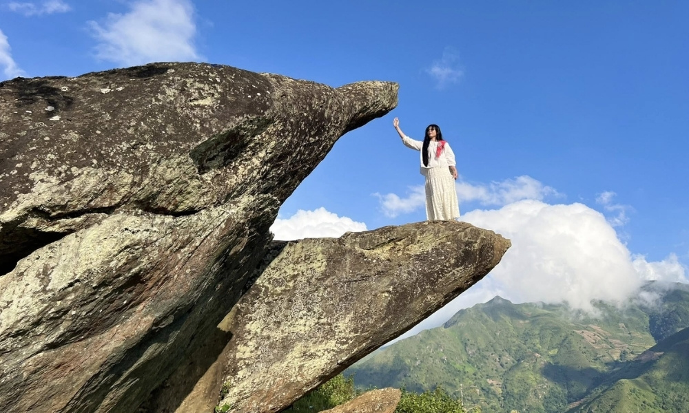 Mỏm Cá Heo Tà Xùa nhô ra giữa thung lũng mây với tầm nhìn toàn cảnh núi rừng