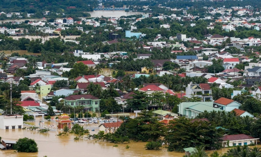 Toàn cảnh thành phố bị ngập lụt, nước dâng cao bao quanh nhà dân