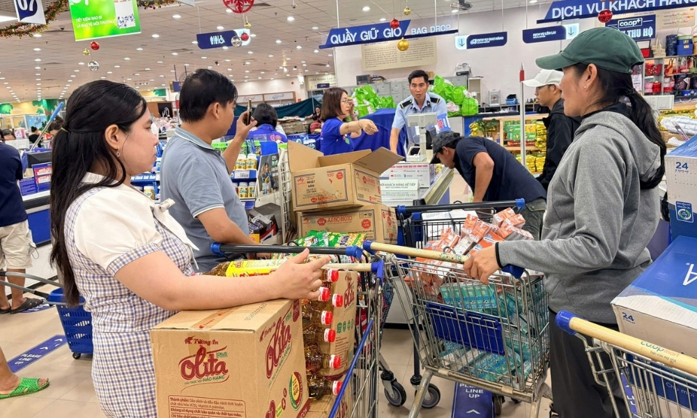 Người dân đang mua sắm thực phẩm dự trữ tại siêu thị Co.opmart