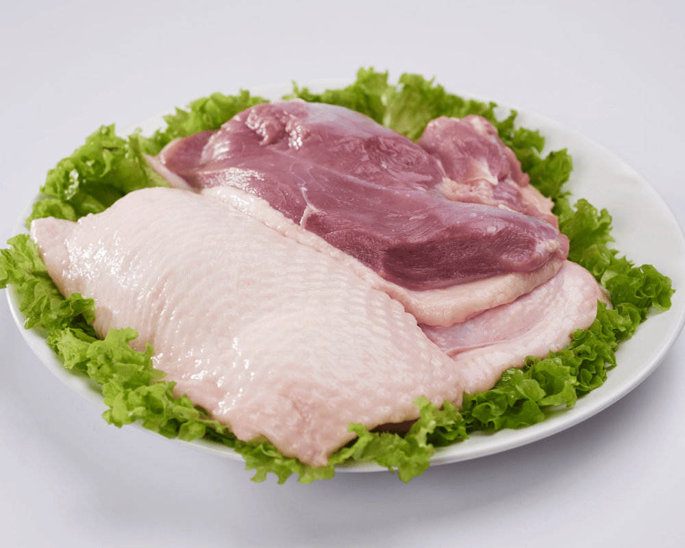 Thịt vịt tươi đặt trên lá xà lách.