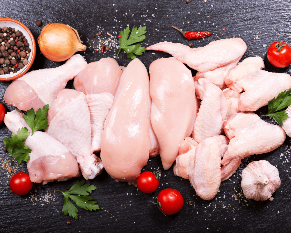 Các phần thịt gà phi lê và gia vị