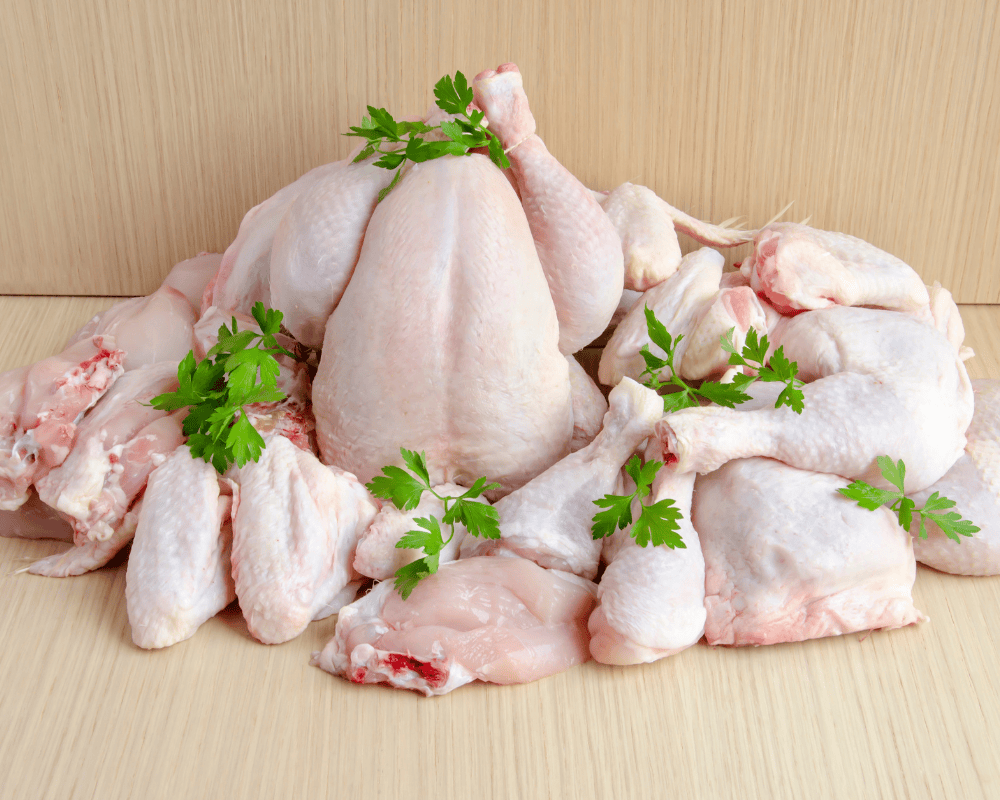 Thịt gà tươi nguyên con và các phần cánh, đùi