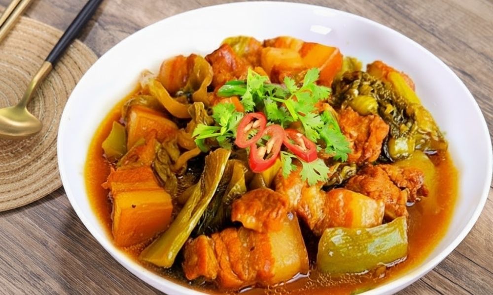 Thịt heo kho dưa cải chua dậy mùi với nước mắm Chinsu