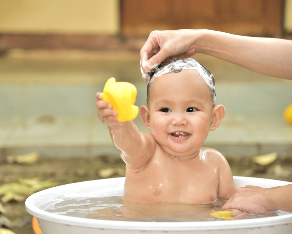 Sữa tắm gội tạo bọt an toàn, giúp bé vui vẻ trong bồn tắm