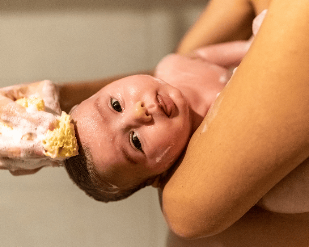 Tắm cho trẻ sơ sinh với sản phẩm tắm gội an toàn và dịu nhẹ