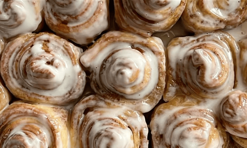 Cinnamon rolls trong khuôn tròn phủ lớp kem trắng nhẹ nhàng