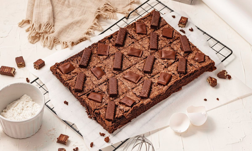 Brownie vuông đặt trên khay Giáng Sinh