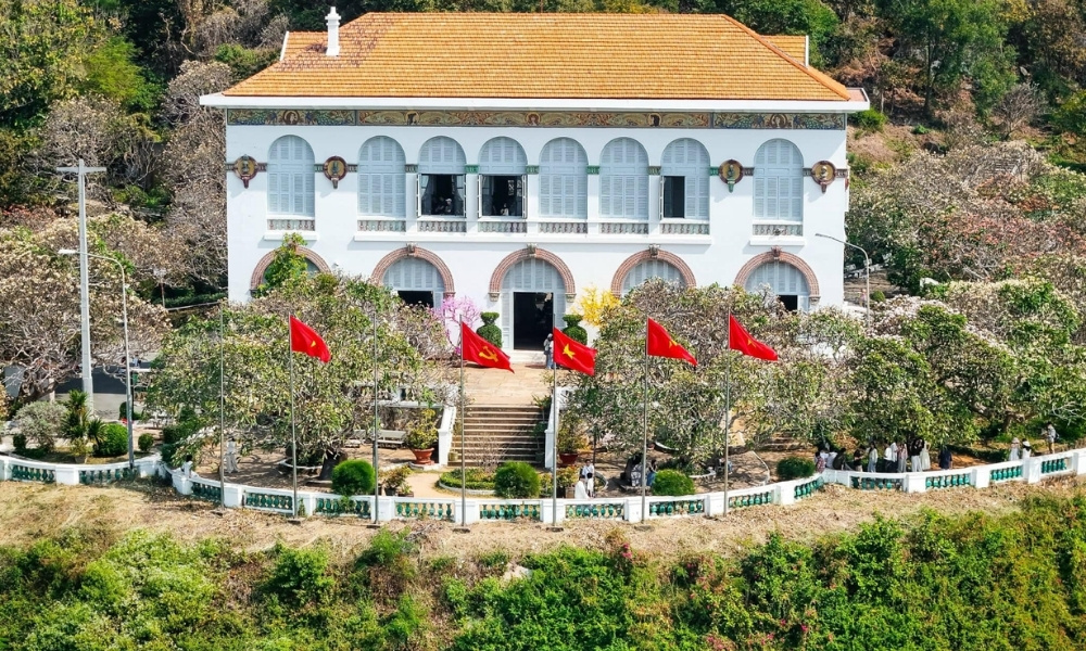 Bạch Dinh Vũng Tàu với kiến trúc Pháp cổ nổi bật giữa núi và biển