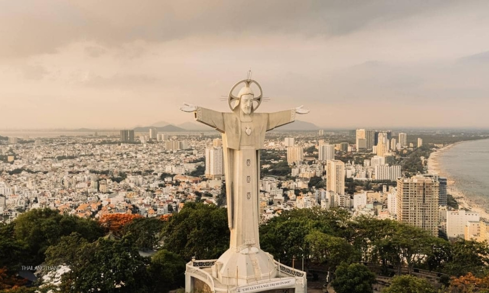 Tượng Chúa Kitô Vua Vũng Tàu nhìn ra toàn cảnh thành phố