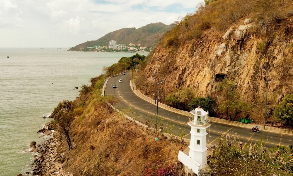 Ngọn hải đăng Vũng Tàu trên đỉnh Núi Nhỏ nhìn ra biển