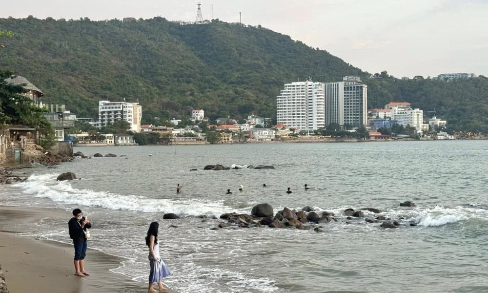 Bãi Dâu Vũng Tàu với bãi đá và biển xanh