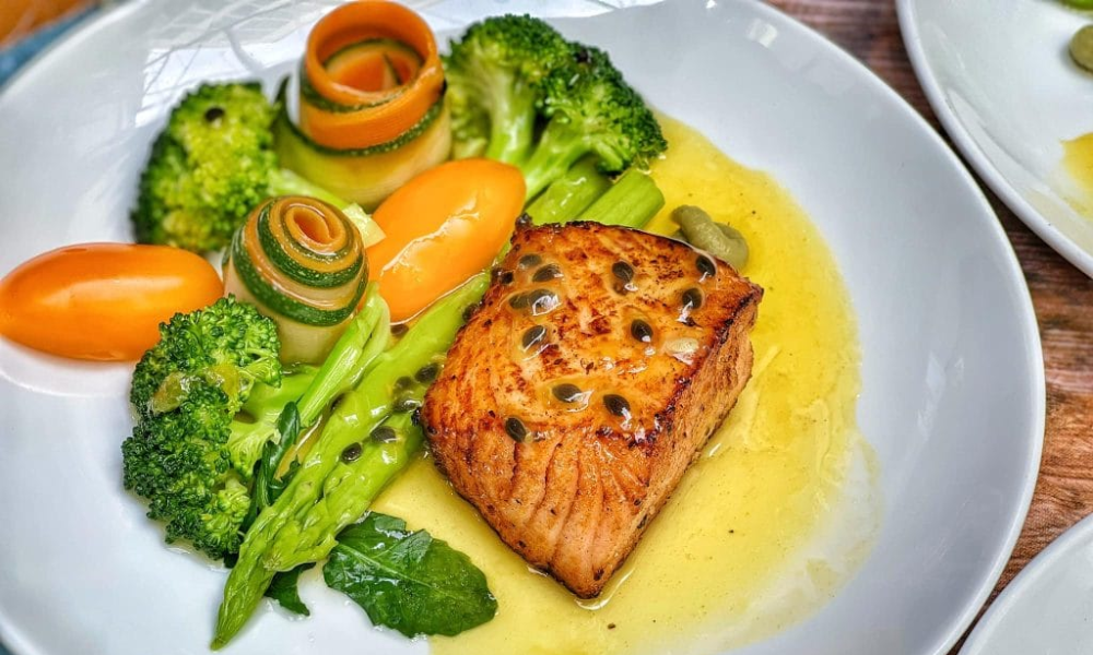 Cá hồi áp chảo sốt chanh