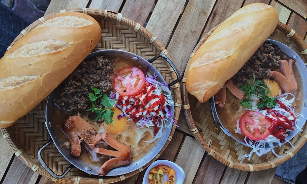 Bánh mì chảo Mỡ Mỡ Vũng Tàu nóng hổi, đầy đủ topping