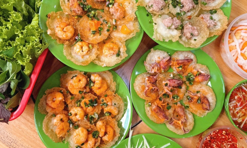 Đĩa bánh khọt giòn rụm tại quán Bánh Khọt 209