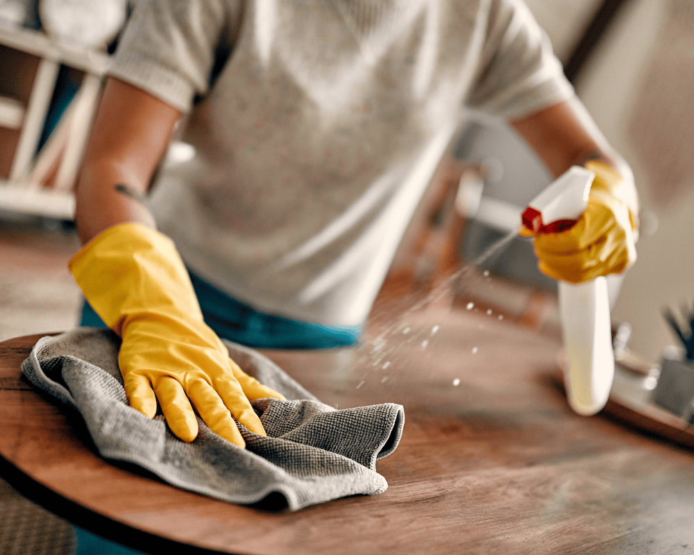 lau dọn bàn ghế bằng sản phẩm chuyên dụng