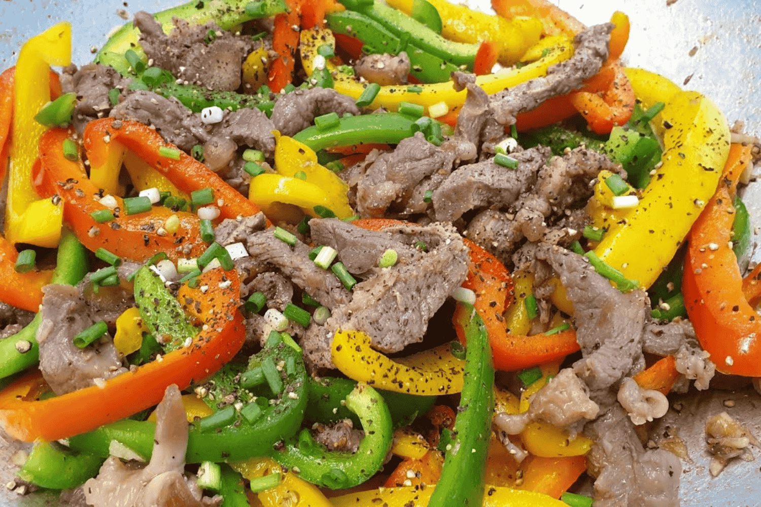 Cách làm thịt bò xào ớt chuông mềm ngon, màu sắc bắt mắt