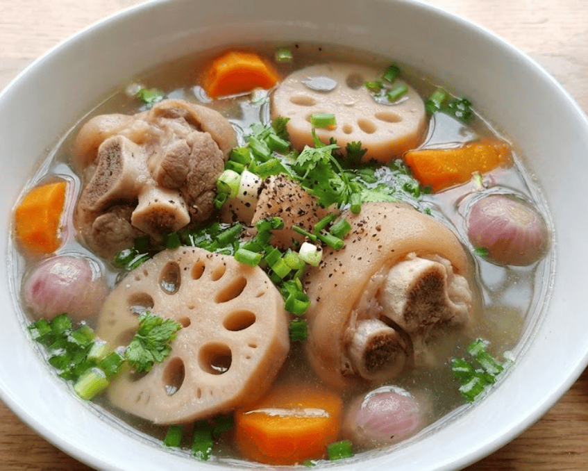 Món canh củ sen hầm xương ống heo thanh ngọt