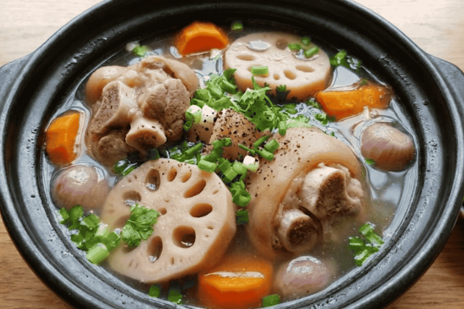 Cách làm canh củ sen hầm xương ống heo ngọt thanh, bổ dưỡng