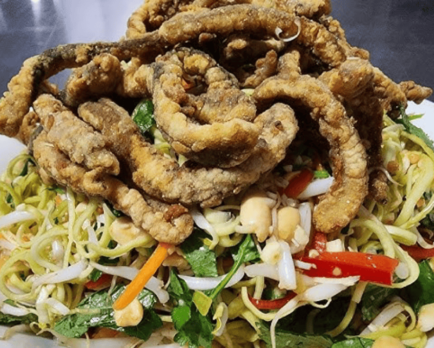 Món gỏi lươn hoa chuối giòn ngon lạ miệng