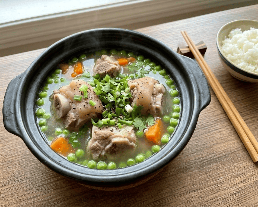 Món xương ống heo hầm đậu Hà Lan ngọt bùi