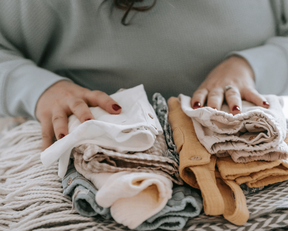 Không nên mua quá nhiều quần áo cỡ nhỏ bé lớn rất nhanh trong tháng đầu.