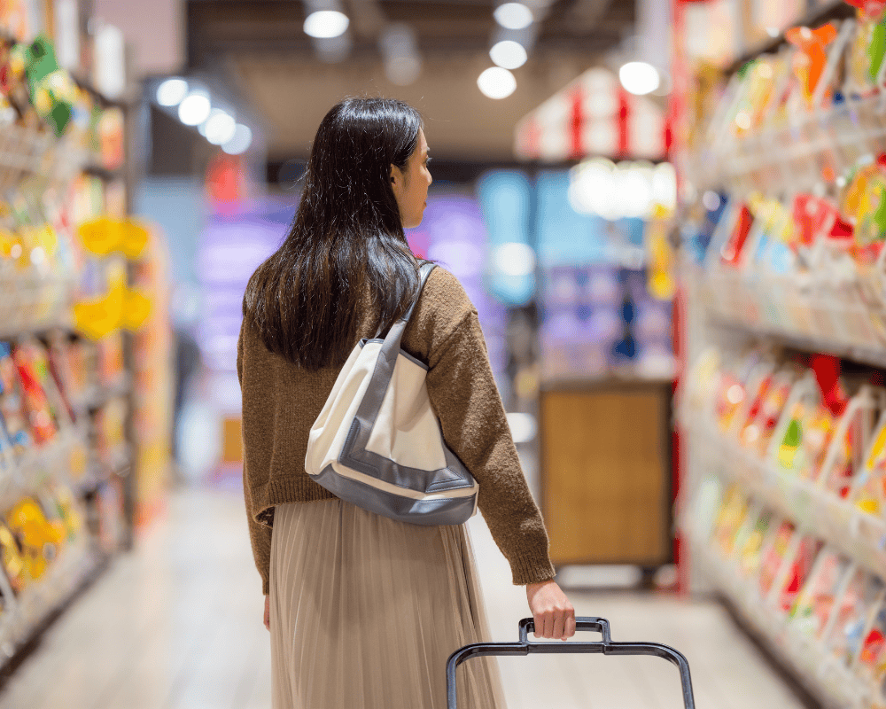 Mua sắm các thực phẩm để chuẩn bị đi biển