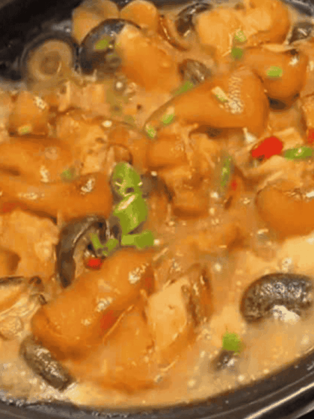 Món giò heo hầm nấm đông cô