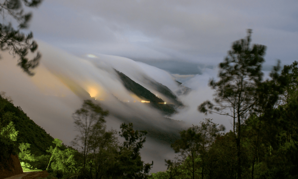 Tà Xùa: Biển mây trắng cuồn cuộn bao phủ núi rừng