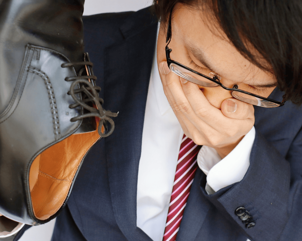 Mùi hôi giày làm bạn tự ti