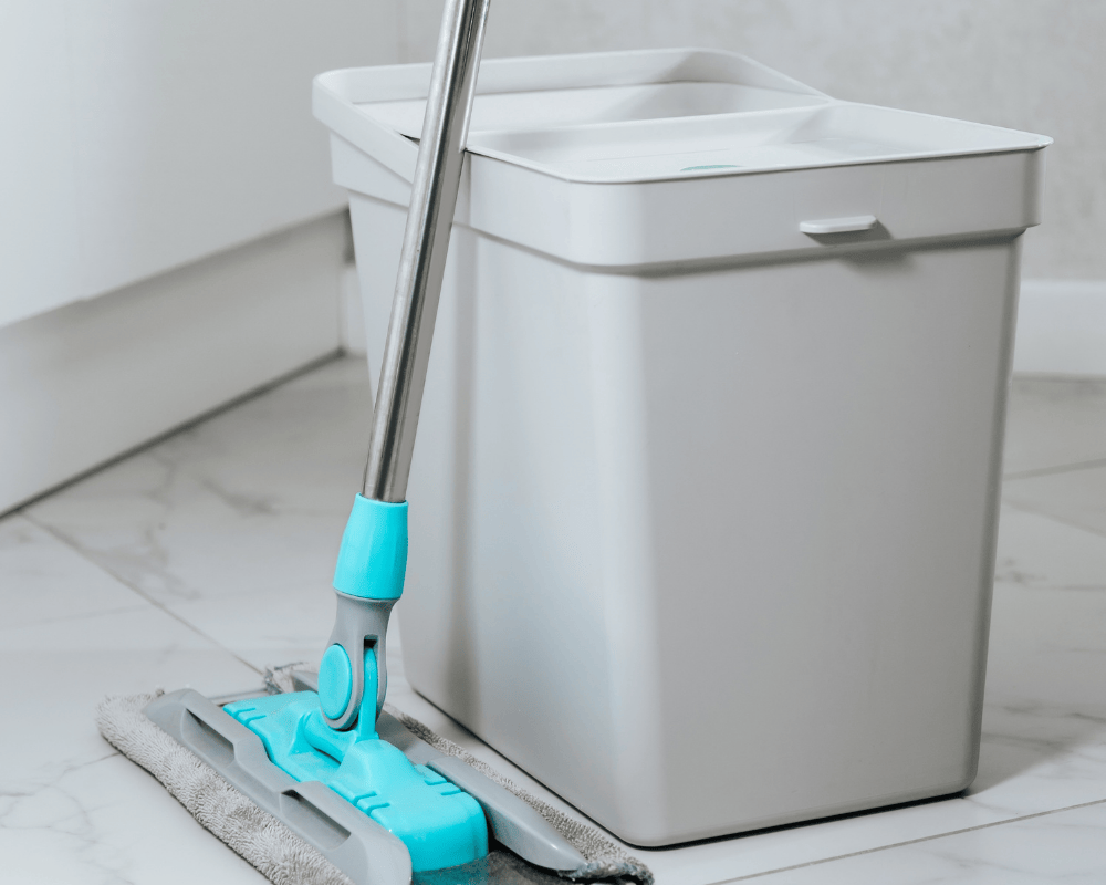 Hạn chế sử dụng nước lau sàn không rõ nguồn gốc