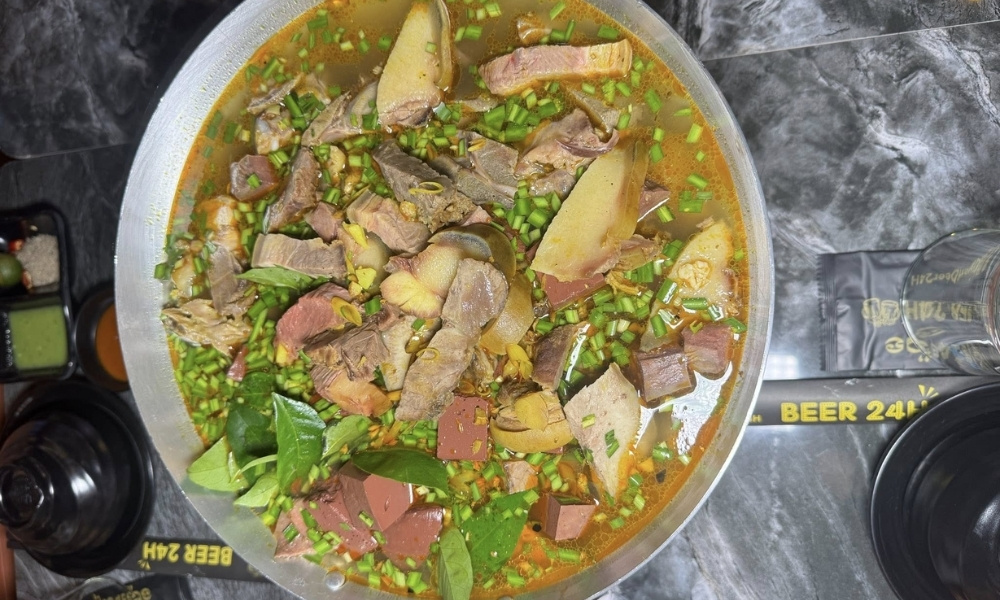 Thắng cố Tà Xùa, nội tạng ngựa nấu với thảo mộc, cay nồng