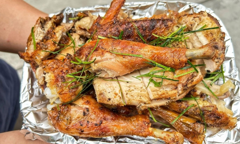 Gà đồi Tà Xùa nướng nguyên con, xé miếng, chấm chẩm chéo