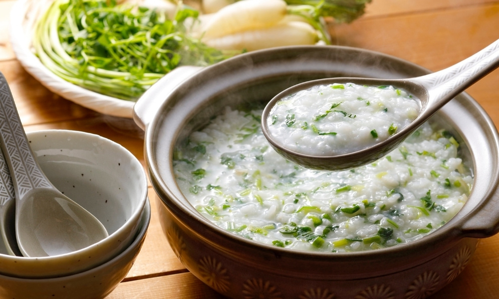 Cháo nấu cùng quả mắc nhung