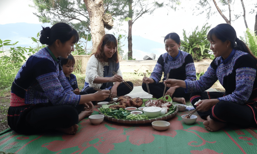 Bữa cơm ấm cúng, trải nghiệm cùng gia đình người Mông