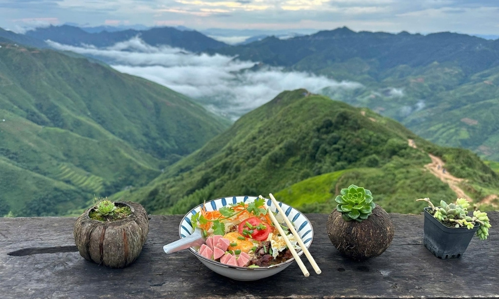 Bữa sáng view Sống Lưng Khủng Long Tà Xùa ngập mây