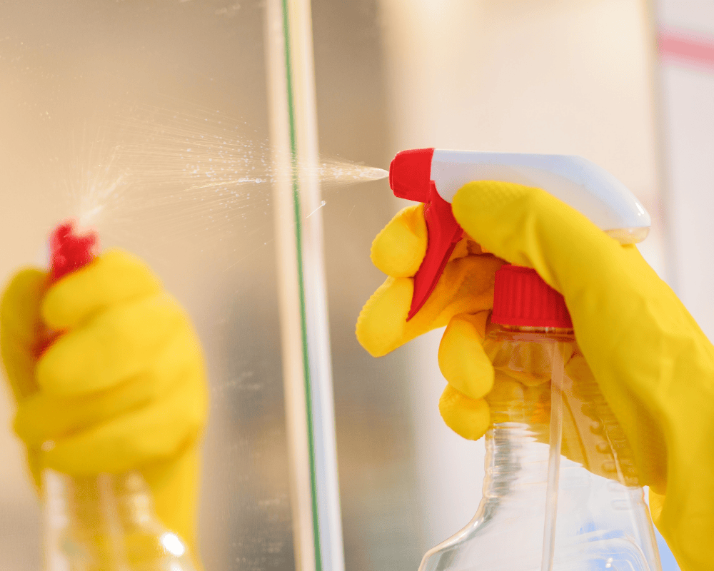 Sản phẩm vệ sinh gương chuyện dụng giúp bạn dễ dàng vệ sinh