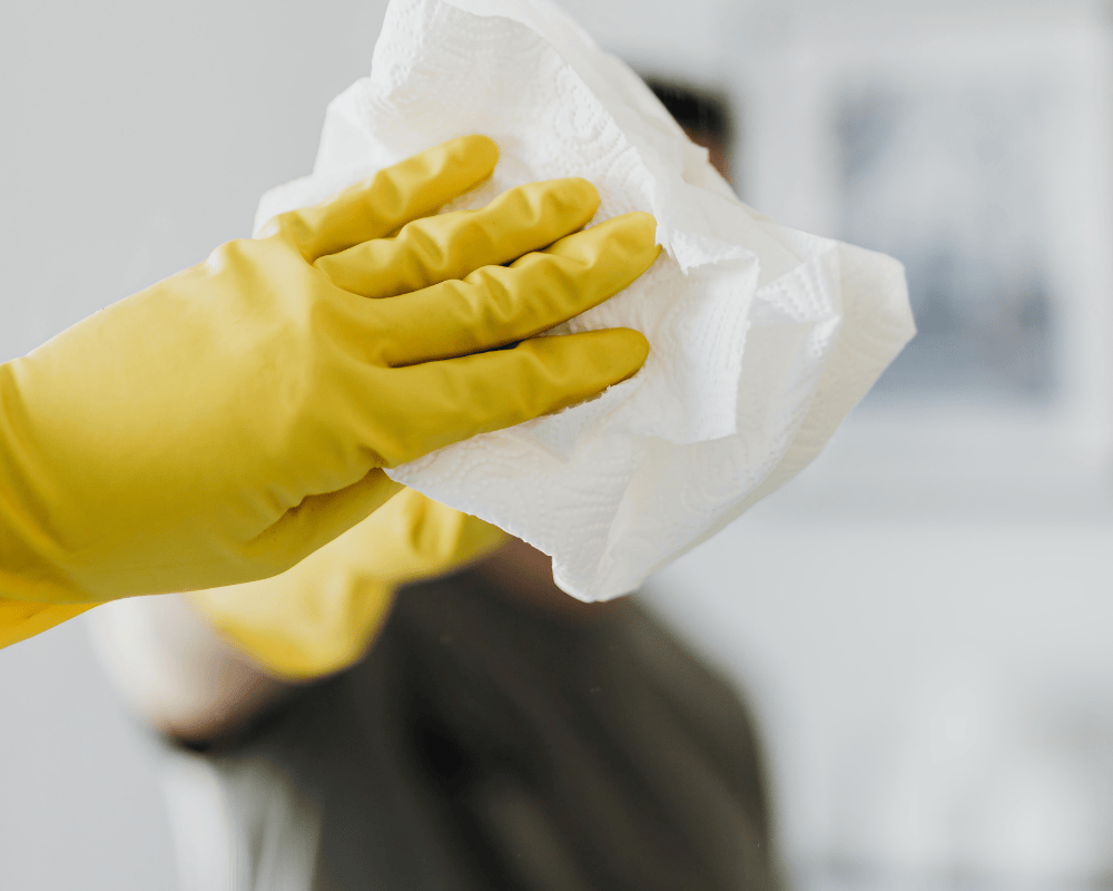 Vệ sinh gương thật chuyên nghiệp và tránh trầy xước