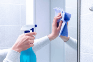 Vệ sinh gương nhà tắm: Mẹo loại bỏ hơi nước và vết ố