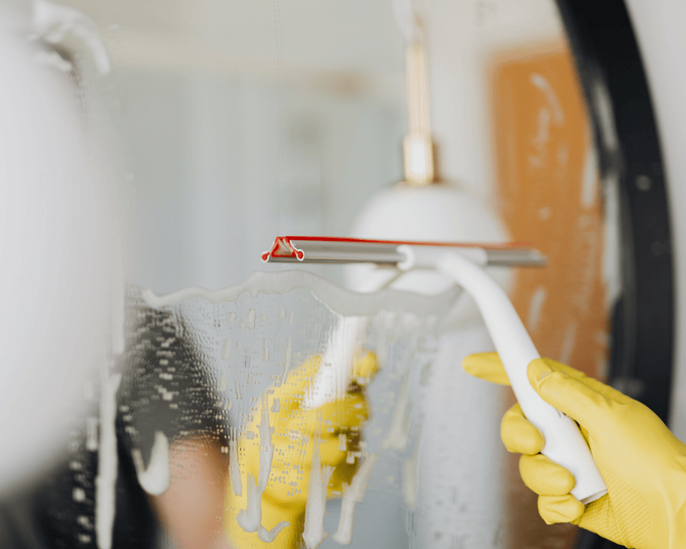 Sử dụng dụng cụ chuyên dụng để vệ sinh gương